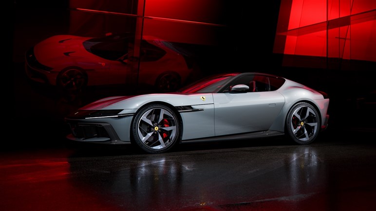 12チリンドリ日本初公開。伝統オマージュのレトロデザインにハイテク融合でV12 NAモデルの集大成に