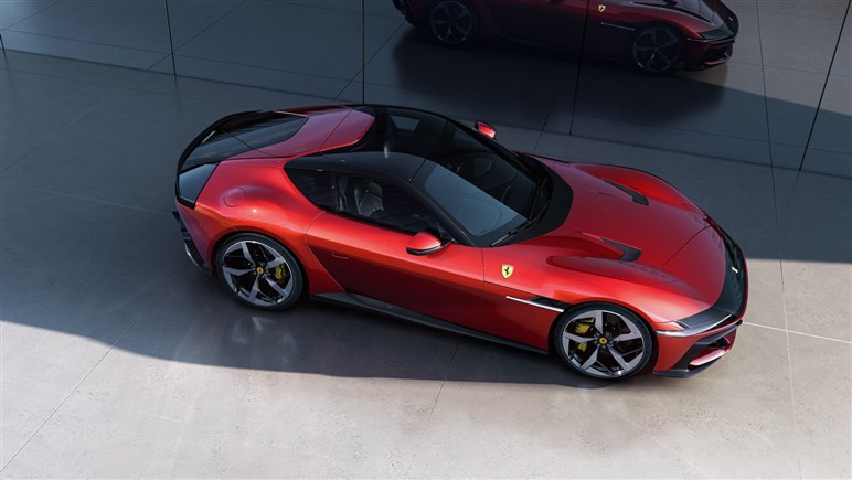 12チリンドリ日本初公開。伝統オマージュのレトロデザインにハイテク融合でV12 NAモデルの集大成に