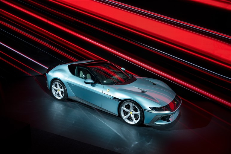 12チリンドリ日本初公開。伝統オマージュのレトロデザインにハイテク融合でV12 NAモデルの集大成に