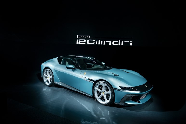 12チリンドリ日本初公開。伝統オマージュのレトロデザインにハイテク融合でV12 NAモデルの集大成に