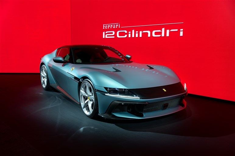 12チリンドリ日本初公開。伝統オマージュのレトロデザインにハイテク融合でV12 NAモデルの集大成に