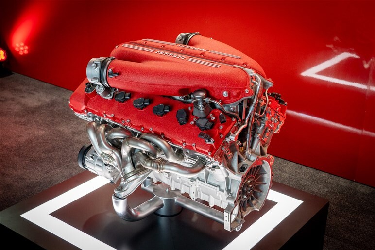 12チリンドリ日本初公開。伝統オマージュのレトロデザインにハイテク融合でV12 NAモデルの集大成に