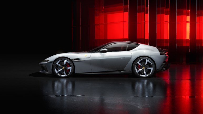 12チリンドリ日本初公開。伝統オマージュのレトロデザインにハイテク融合でV12 NAモデルの集大成に