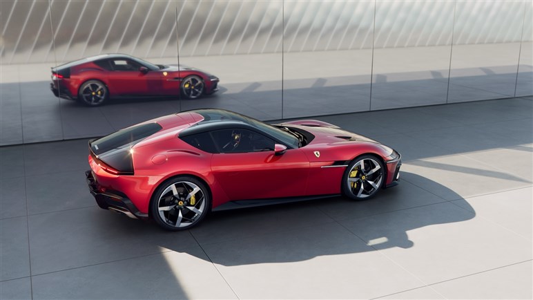 12チリンドリ日本初公開。伝統オマージュのレトロデザインにハイテク融合でV12 NAモデルの集大成に