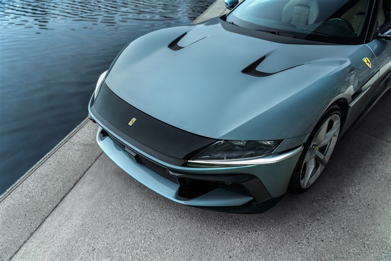 12チリンドリ日本初公開。伝統オマージュのレトロデザインにハイテク融合でV12 NAモデルの集大成に