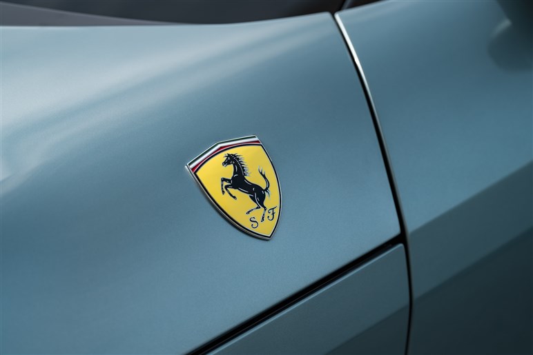 12チリンドリ日本初公開。伝統オマージュのレトロデザインにハイテク融合でV12 NAモデルの集大成に