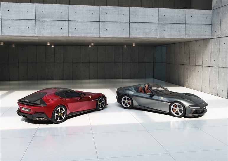 12チリンドリ日本初公開。伝統オマージュのレトロデザインにハイテク融合でV12 NAモデルの集大成に