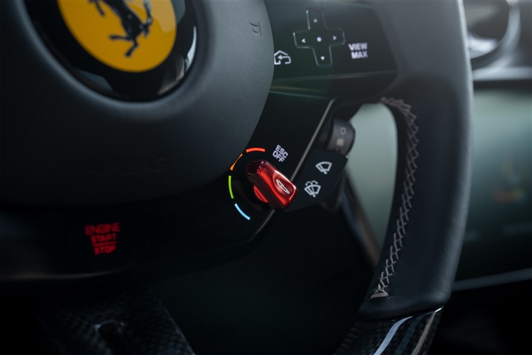 12チリンドリ日本初公開。伝統オマージュのレトロデザインにハイテク融合でV12 NAモデルの集大成に