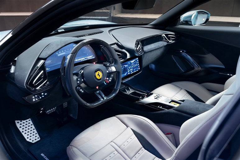 12チリンドリ日本初公開。伝統オマージュのレトロデザインにハイテク融合でV12 NAモデルの集大成に