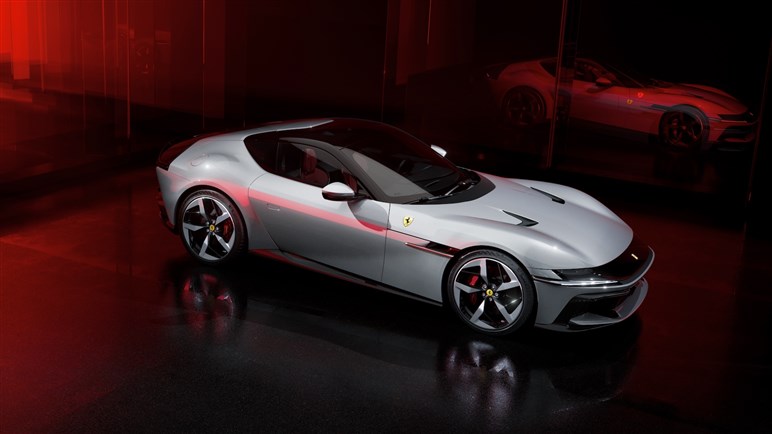 12チリンドリ日本初公開。伝統オマージュのレトロデザインにハイテク融合でV12 NAモデルの集大成に