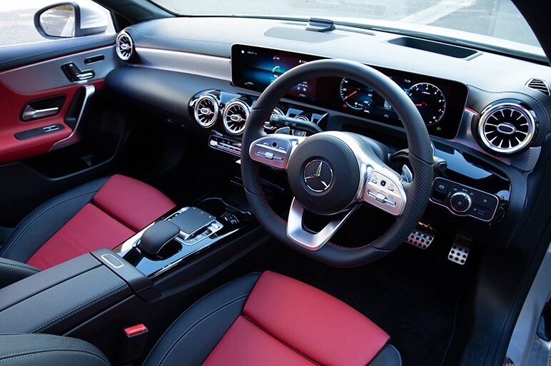 音声認識やデジタル画面が斬新なメルセデスAクラス。課題は固めの乗り味と価格