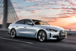 BMWが新型EV「i4」を発表、航続距離590kmに最新の運転支援システムを搭載した4ドアクーペ