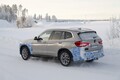 【スクープ】「BMW iX3」の最終デザインが見えた!? プロトタイプにも「エアロホイール」を装着