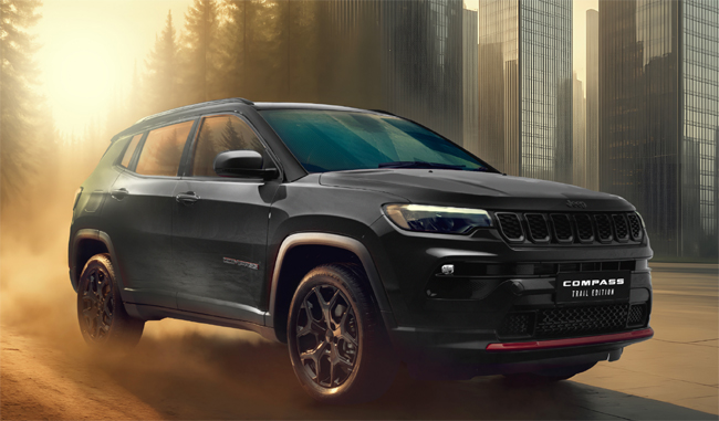 ブラック基調のボディカラーにシックなニュートラルグレーと鮮やかなレッドのアクセントが映えるジープ・コンパスの限定モデル「トレイル エディション」が日本発売