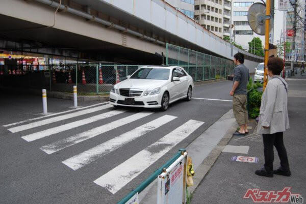 いったいどっちなのか！？ 横断歩道で歩行者に道を譲られたら……クルマ