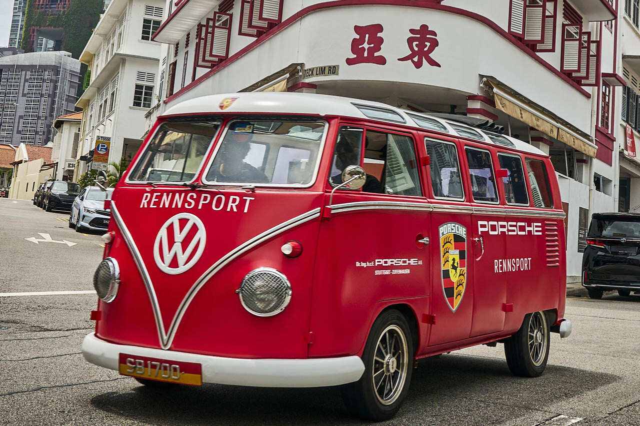 ポルシェのレース活動になぜ「ワーゲンバス」が？ 明かされた歴史的ルーツと、未来の体験拠点「PECシンガポール」構想