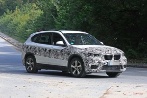 BMW X1　フェイスリフト版　PHEV仕様のテストを目撃