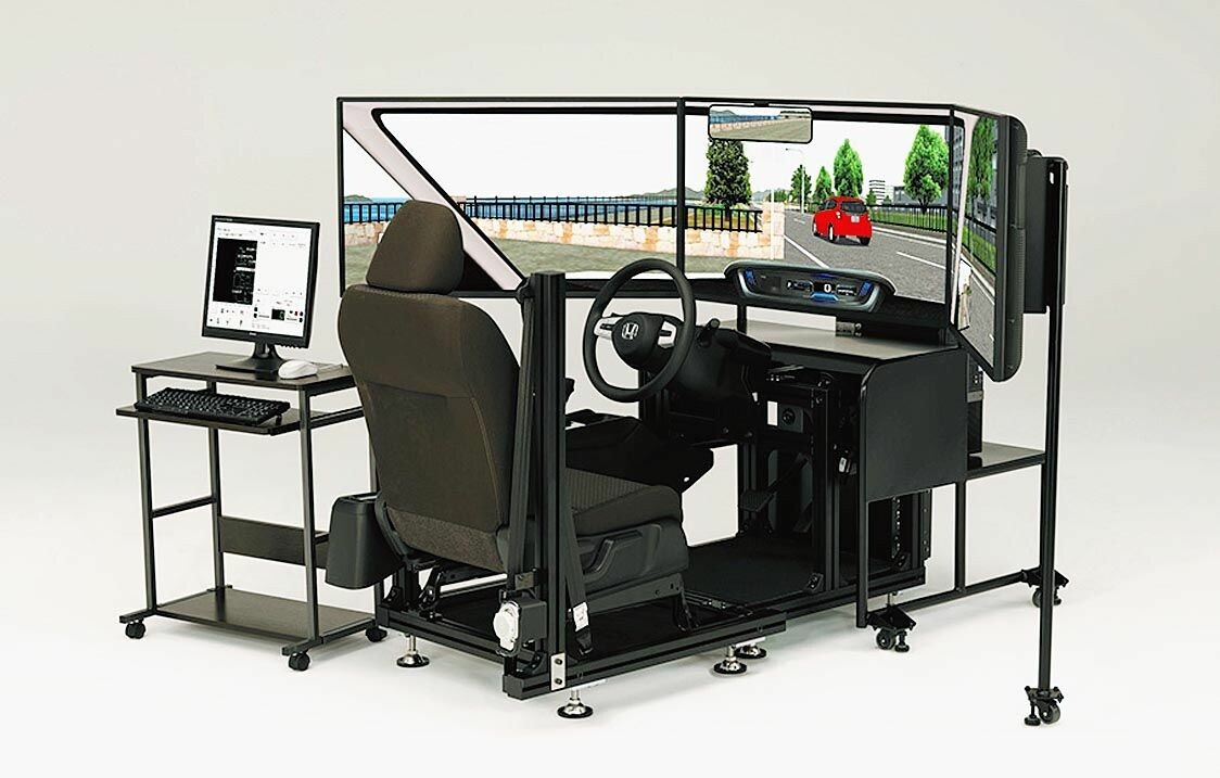 ホンダ、運転教育用ドライビングシミュレーターをマイナーチェンジ　最新ホンダ車の装備採用