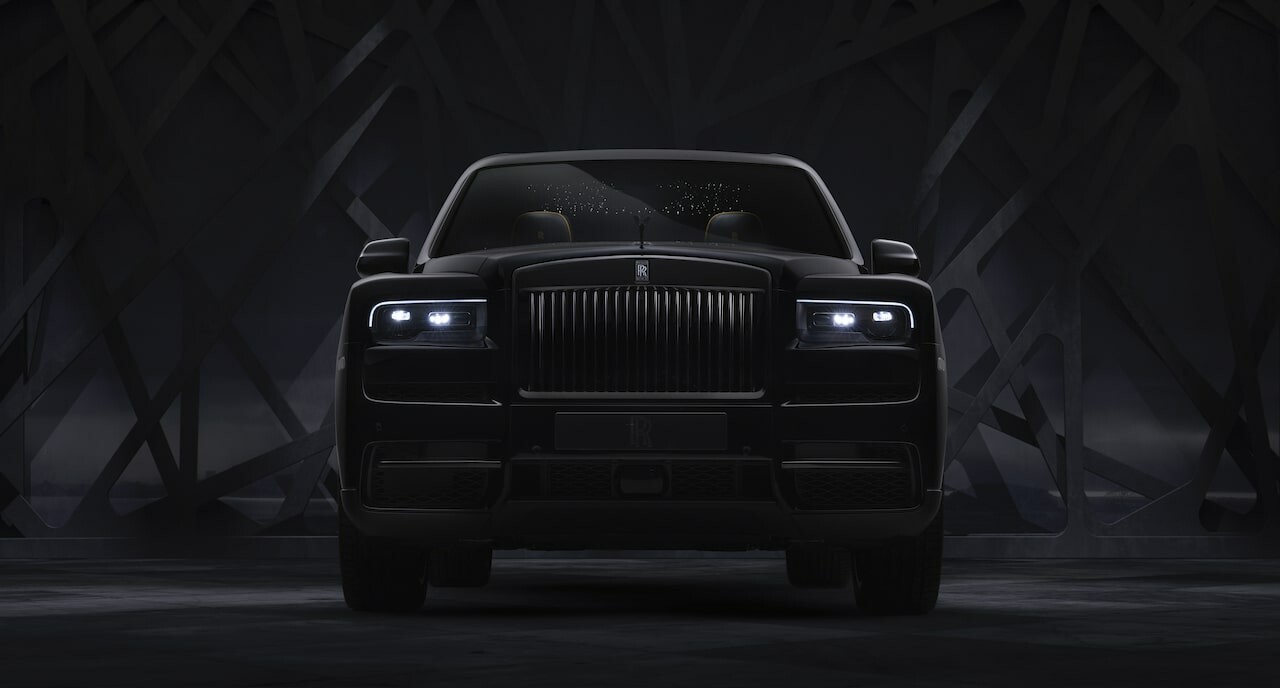 ロールス・ロイス・カリナンに注目の“ブラック・バッジ”が登場。夜を支配するキング・オブ・SUV