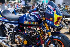 「Moto GPレーサー」顔負けの本格「“ミニ”レーサーカスタム」!? 小さくても超本気!! ホンダ「モンキー改」が凄い!!