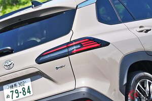 トヨタの最新型「コンパクトSUV」に注目！ 精悍「マスク」×「めちゃ“スゴい”ウインカー」採用!? 最新「カローラクロス」搭載の「運転支援プロジェクション」今後の発展にも期待大