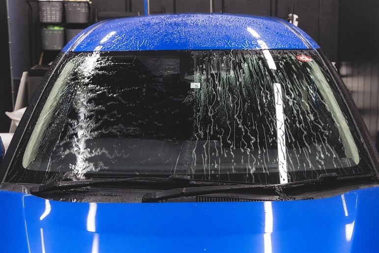 【年末の愛車ガラスケアに革命】油膜も撥水もこれ1本「LOOX ウィンドウ デュアル」がマジで使える神アイテムだった！