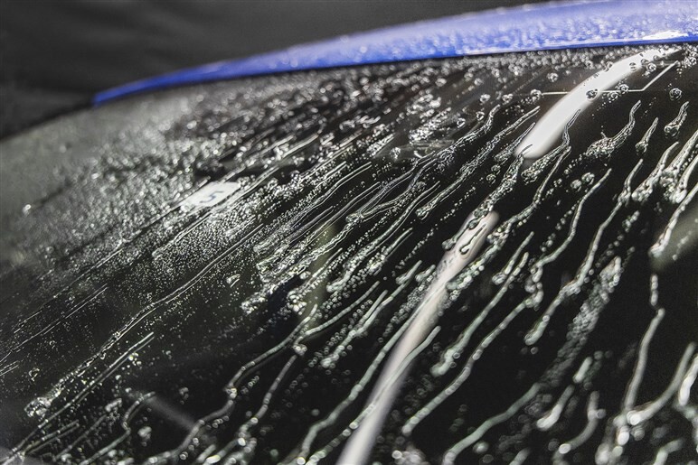 【年末の愛車ガラスケアに革命】油膜も撥水もこれ1本「LOOX ウィンドウ デュアル」がマジで使える神アイテムだった！