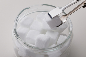 燃料タンクに砂糖を入れてエンジンを焼き付かせてやれ！　昭和オヤジなら聞いたことのあるコレってホント？