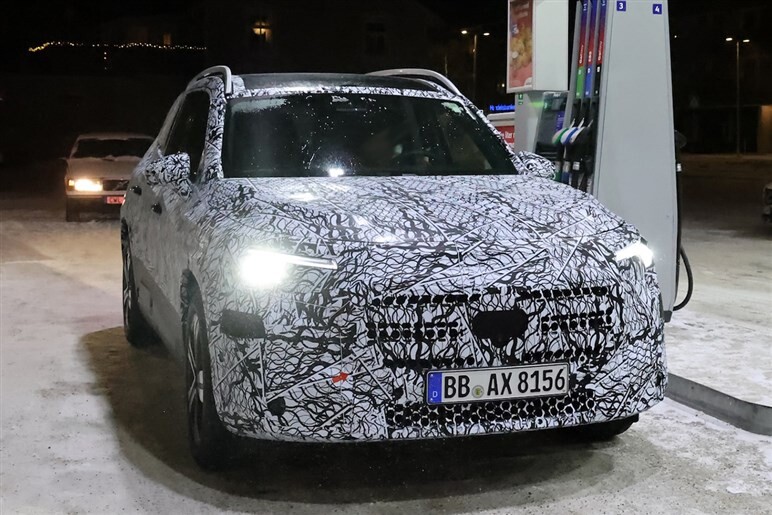 “星空ルーフ”に3連スクリーン…メルセデス・ベンツ新型「GLB」のインテリアが想像以上に盛り盛りだった