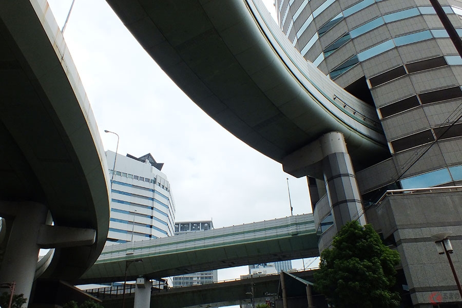 いまは観光スポットにも！「ビルの中を通る高速道路」なぜできた？ 大阪の珍光景の実態に迫る（くるまのニュース） 自動車情報・ニュース carview!