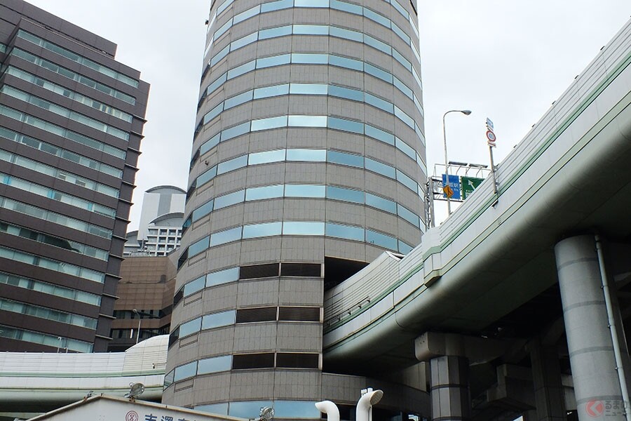 いまは観光スポットにも！「ビルの中を通る高速道路」なぜできた？ 大阪の珍光景の実態に迫る