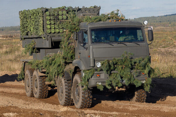 ロシア軍の最新兵器 地雷発射車両「ゼムレデリエ」波状攻撃受け炎上 ウクライナ軍ドローンに追跡される
