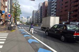 最近「自転車用」のペイントがある道路が増えてるけど……路上に停車するときは寄せてもいいの？