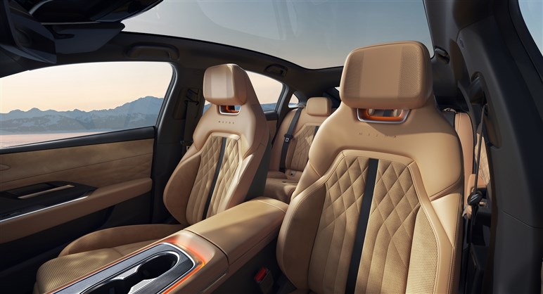 マツダが後輪駆動スポーティセダン「EZ-6」を中国で発表！ 新型「CX-5」を匂わすSUVコンセプトも