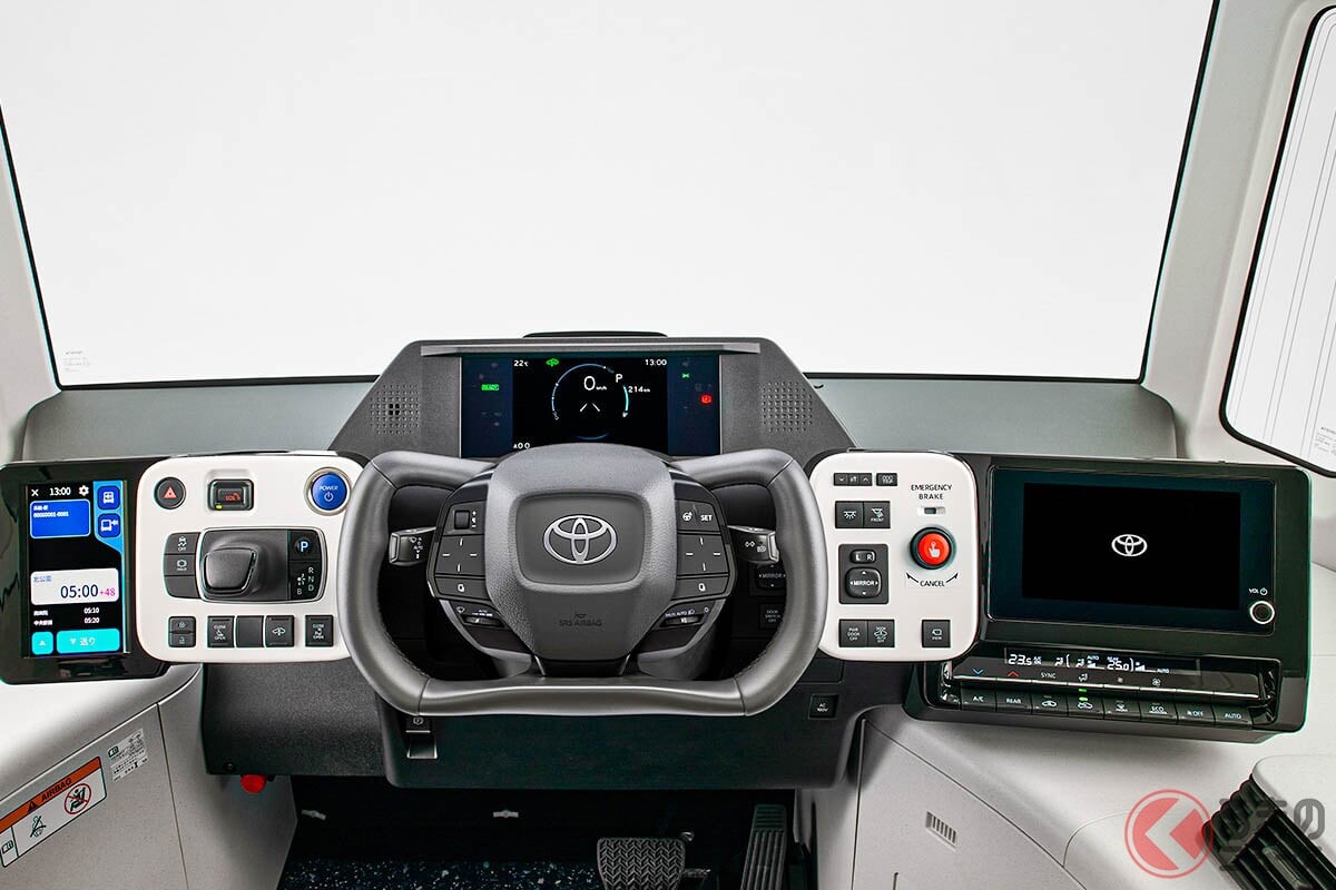 トヨタ新型「“17人乗り”モデル」がスゴイ！ カクカクボディ＆便利な“スライドドア”搭載の新モデルが話題に！ 約1500万円も補助金が出る「イーパレット」に「検討できる」声も