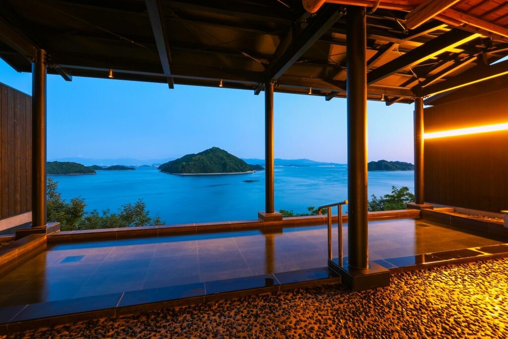 瀬戸内海の多島美を望む「きのえ温泉 ホテル清風館」の絶景露天風呂【こだわりの宿30選】