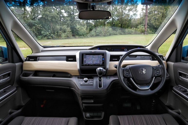 新型フリードのガソリン仕様に試乗。ハイブリッドとの40万円差をどう考える？