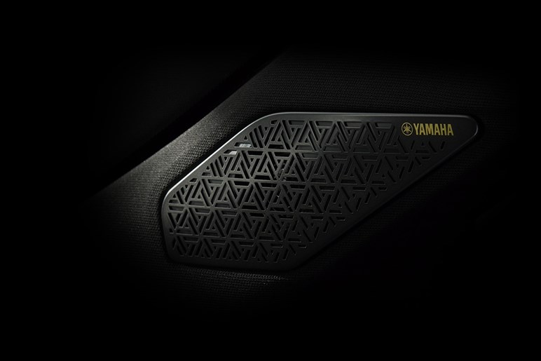 三菱が今秋発売の新型アウトランダーをチラ見せ。デザイン＆PHEV改良で上質に、ラリーアートも期待!?