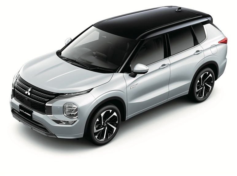 三菱が今秋発売の新型アウトランダーをチラ見せ。デザイン＆PHEV改良で上質に、ラリーアートも期待!?