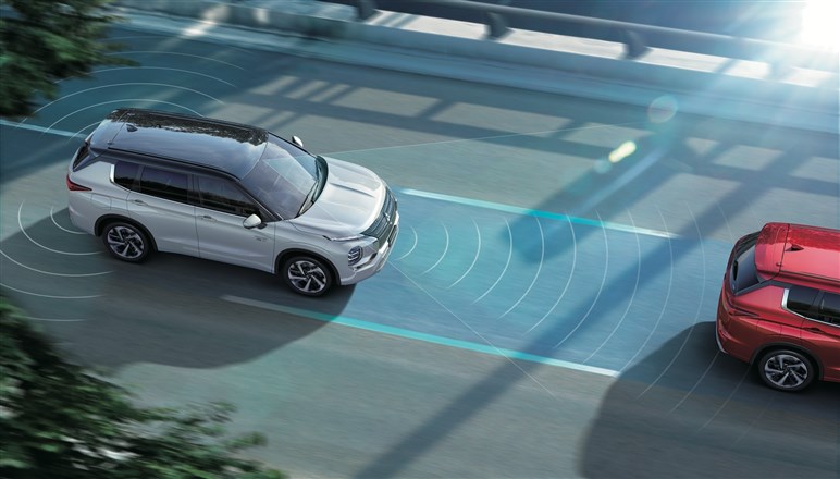 三菱が今秋発売の新型アウトランダーをチラ見せ。デザイン＆PHEV改良で上質に、ラリーアートも期待!?