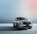 三菱が今秋発売の新型アウトランダーをチラ見せ。デザイン＆PHEV改良で上質に、ラリーアートも期待!?