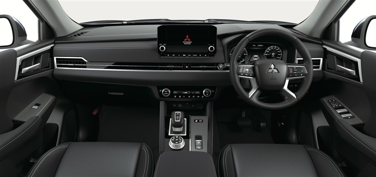 三菱が今秋発売の新型アウトランダーをチラ見せ。デザイン＆PHEV改良で上質に、ラリーアートも期待!?
