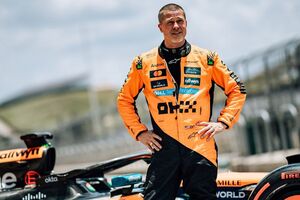 映画主演ブラッド・ピット、今度は“本物”のF1マシンに乗る。320km/hの壁を越えられず「悔しい！」マクラーレンが実現
