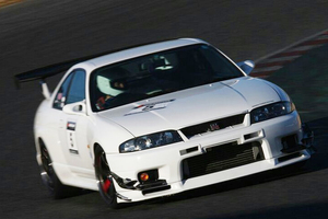 スカイライン「R33 GT−R」で筑波1分切り！ 二度手間のないユーザーフレンドリーなチューニングが「スリーエイチ」のモットーです