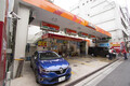 そういやみんな同じ形？　ガソリンスタンドの屋根が四角で平らな理由