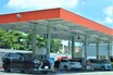そういやみんな同じ形？　ガソリンスタンドの屋根が四角で平らな理由