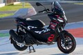 気分はMotoGPライダー!? 唯一無二の「アーバンアドベンチャースクーター」に最新レプリカ仕様登場!! アプリリア「SR GT 200 Replica」発売