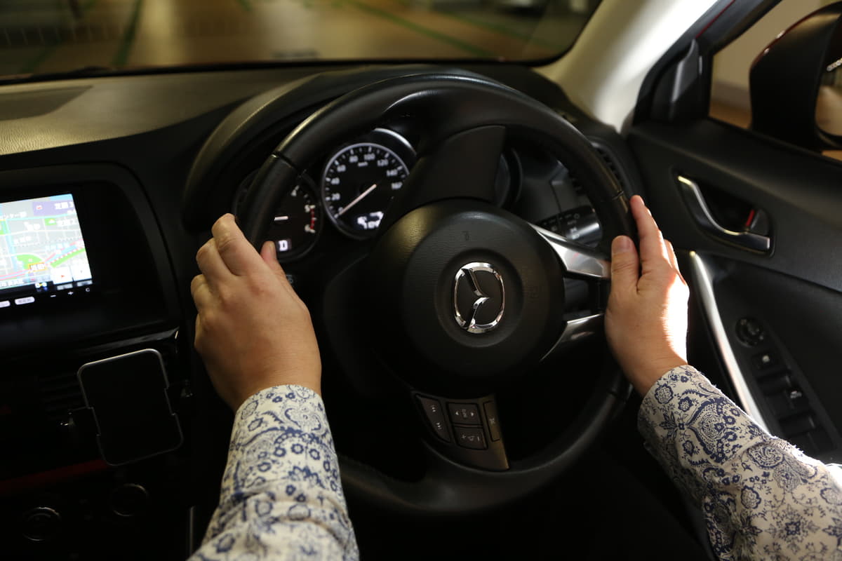 教習所では教えない正しい運転姿勢 ハンドルは持つ位置と操舵方法で安全性が大きく異なる Auto Messe Web 自動車情報サイト 新車 中古車 Carview