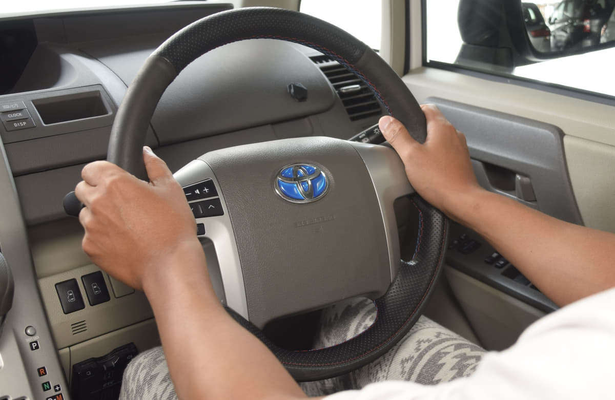 教習所では教えない正しい運転姿勢 ハンドルは持つ位置と操舵方法で安全性が大きく異なる Auto Messe Web 自動車情報サイト 新車 中古車 Carview