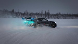 オール電化のレーシング・ポルシェで北極探検！ ｢ポルシェGT4 eパフォーマンス｣が凍てつくスカンジナビアの荒野を爆走！